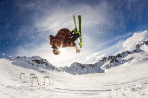 AYX体育-勇士队继续巩固榜首位置，誓冲冠军，勇士队队史冠军